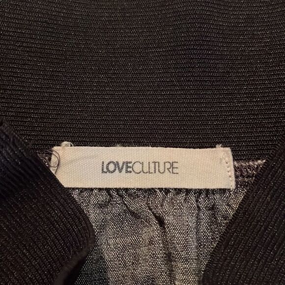 Love Culture wide elastic waistband miniskirt w/ 2 front pockets & faux buttons. - Picture 6 of 8